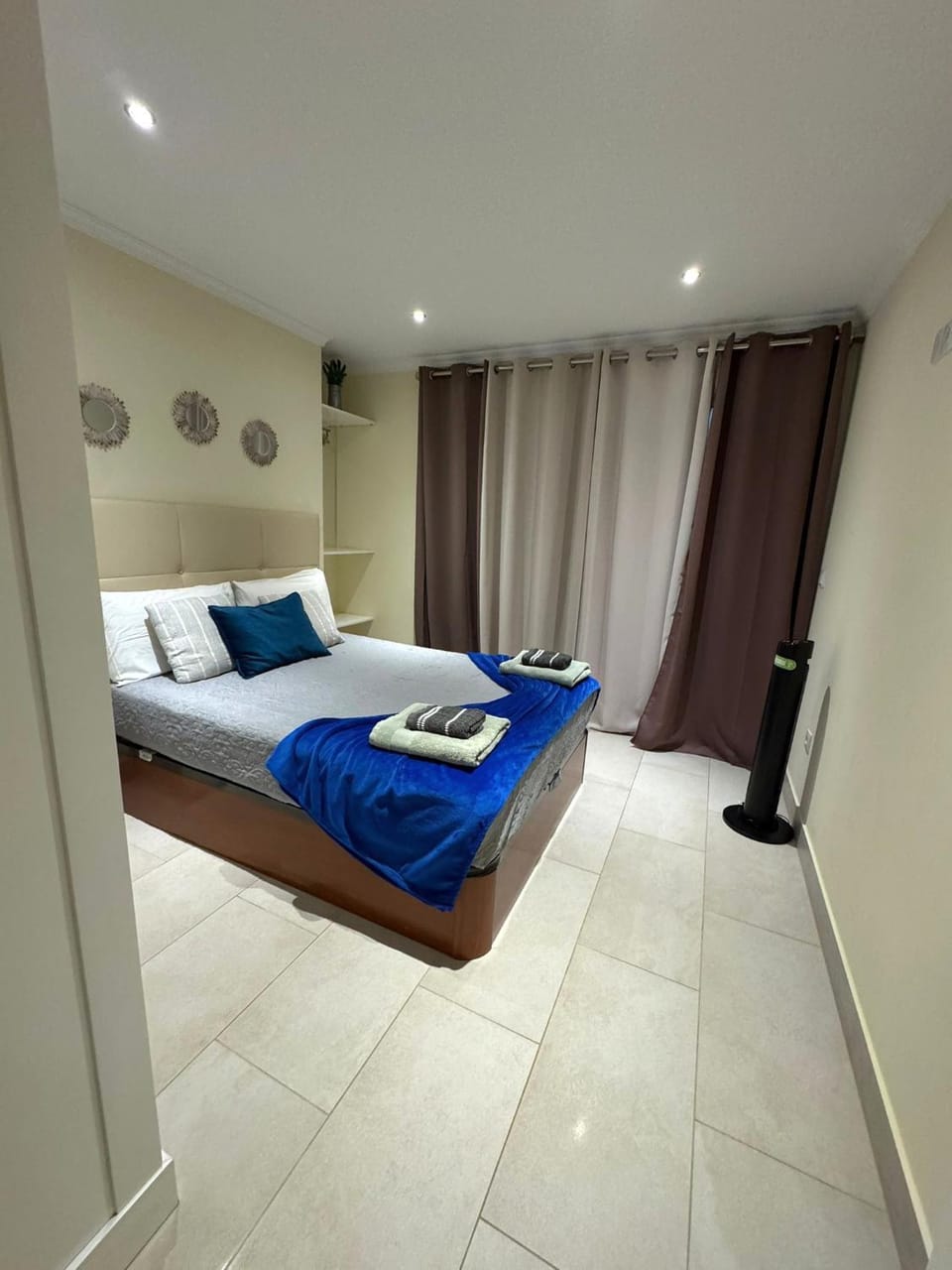 Bed, Photo of the whole room, Bedroom, towels