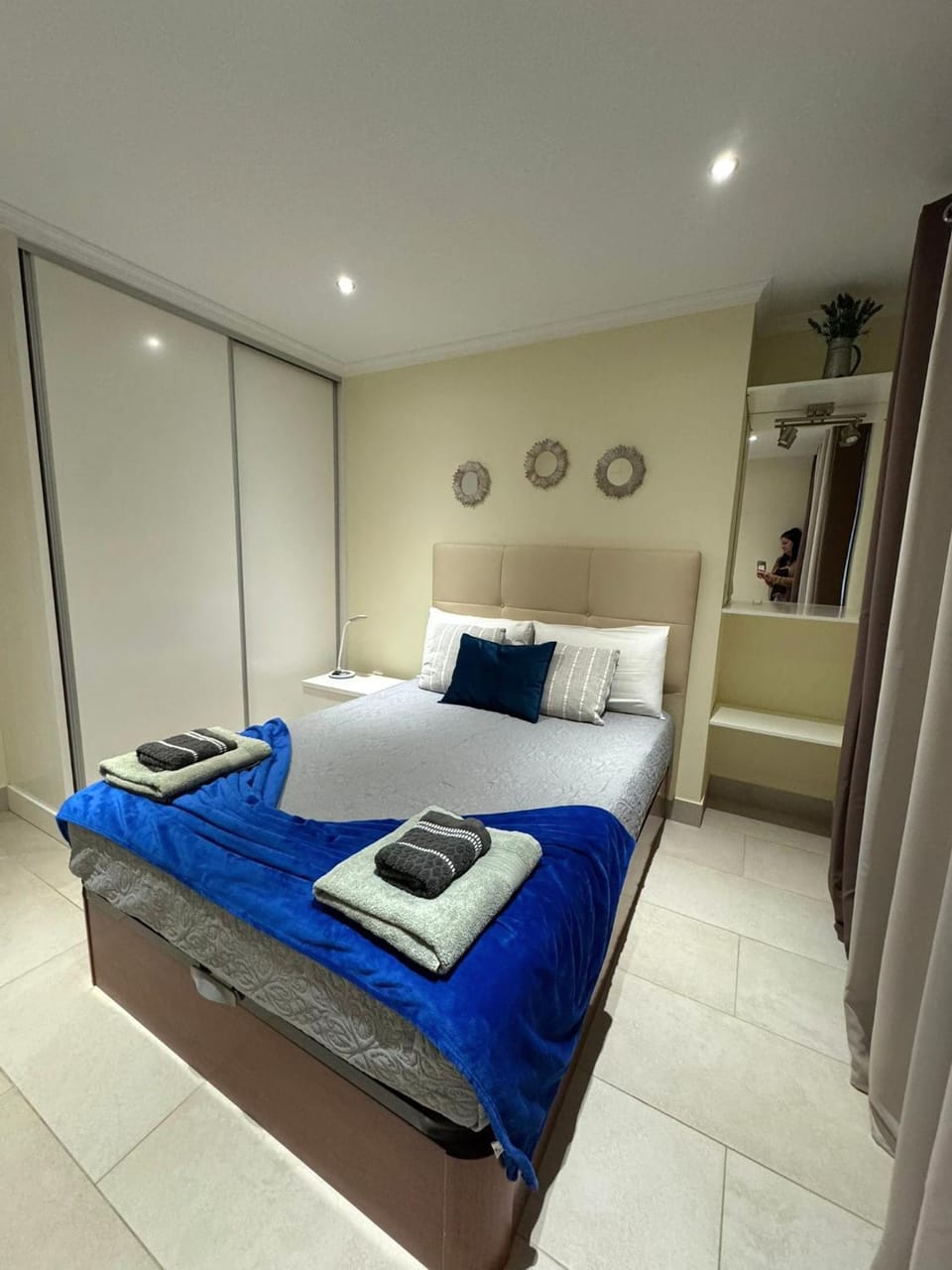 Bed, Photo of the whole room, Bedroom, towels