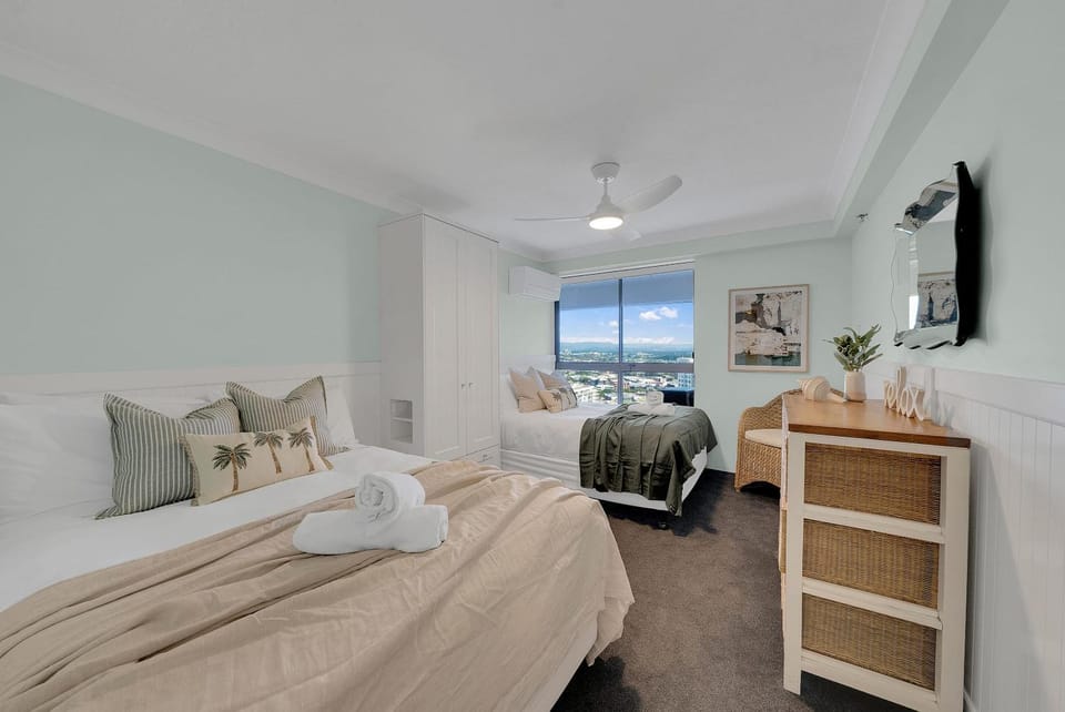 Bed, TV and multimedia, Bedroom