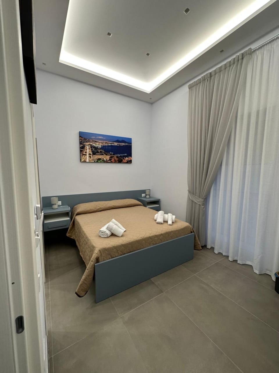 Bed, Living room, Photo of the whole room, Seating area, Bedroom, towels