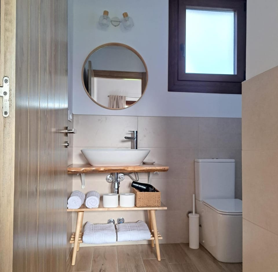 Shower, Toilet, Horse-riding, Bathroom, heating, towels