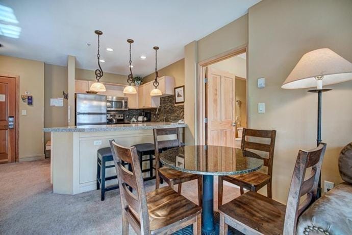 Kitchen or kitchenette, Dining area