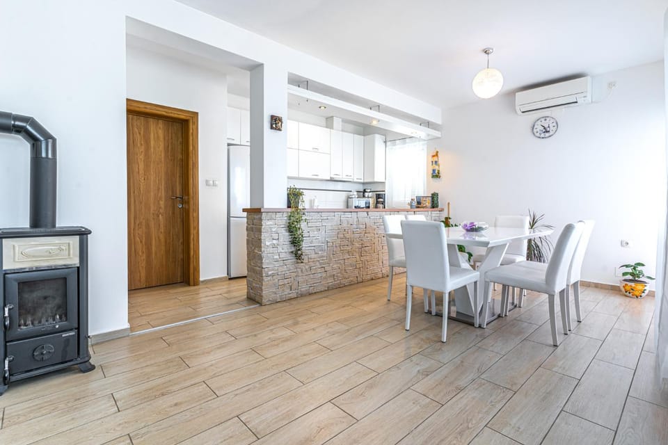 Kitchen or kitchenette, Living room, Seating area, Dining area, stove, air conditioner