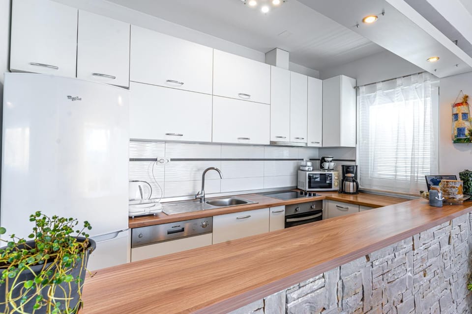 Coffee/tea facilities, Kitchen or kitchenette, Dining area, dishwasher, oven, stove, toaster