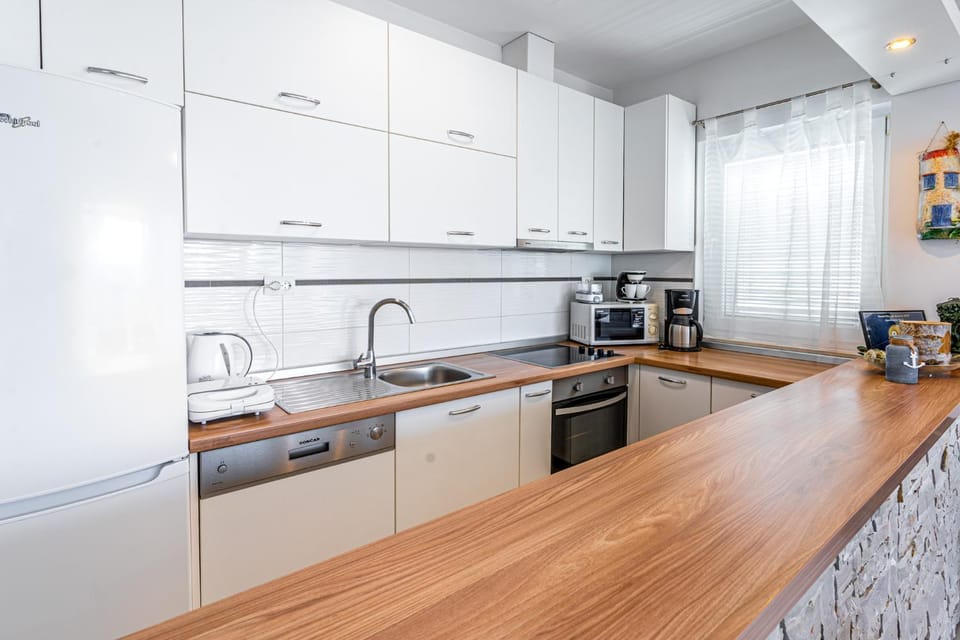Coffee/tea facilities, Kitchen or kitchenette, Dining area, dishwasher, oven, stove, toaster