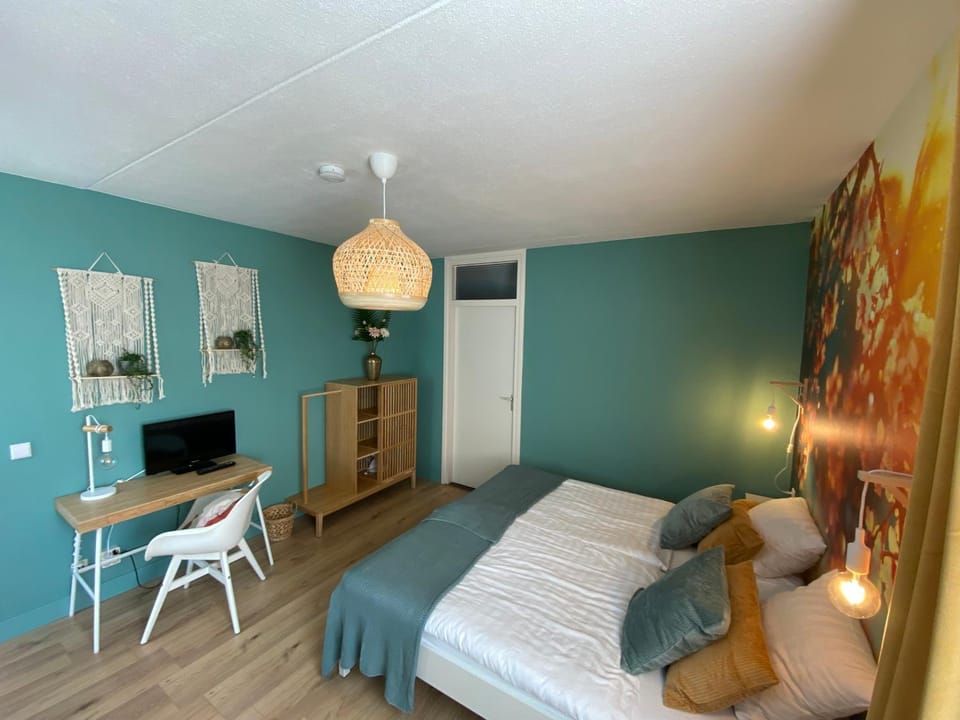 Bed, TV and multimedia, Photo of the whole room, Bedroom