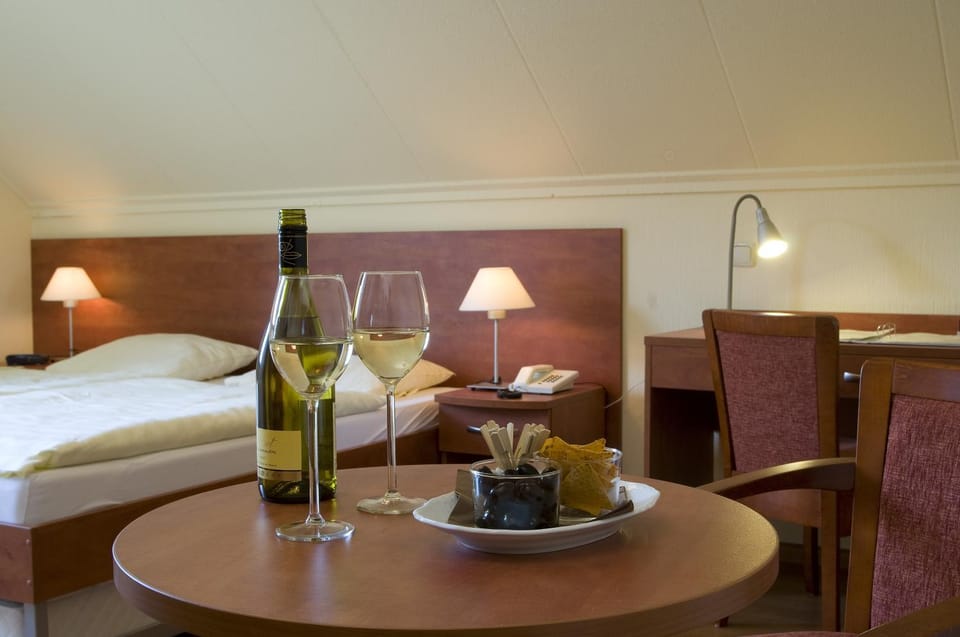 Bed, Seating area, Drinks