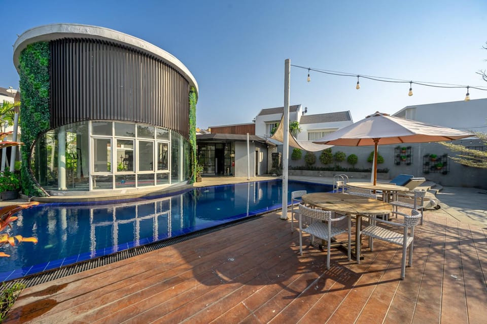 Swimming pool
