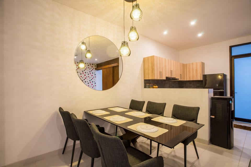 Kitchen or kitchenette, Dining area