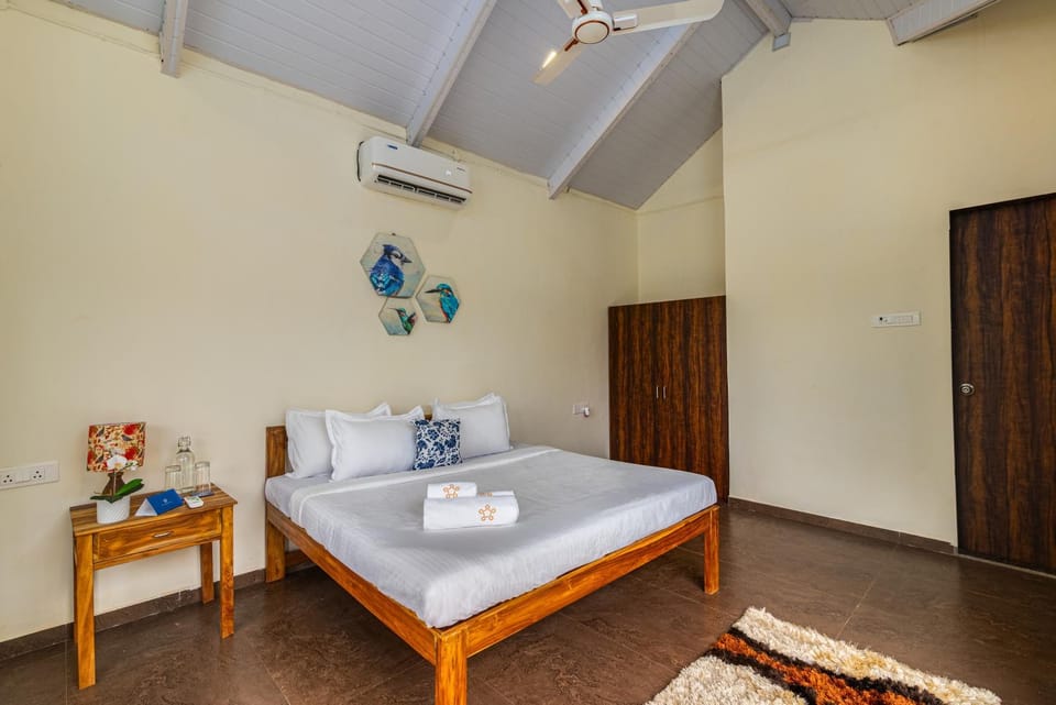 Bed, Photo of the whole room, Bedroom, towels, air conditioner