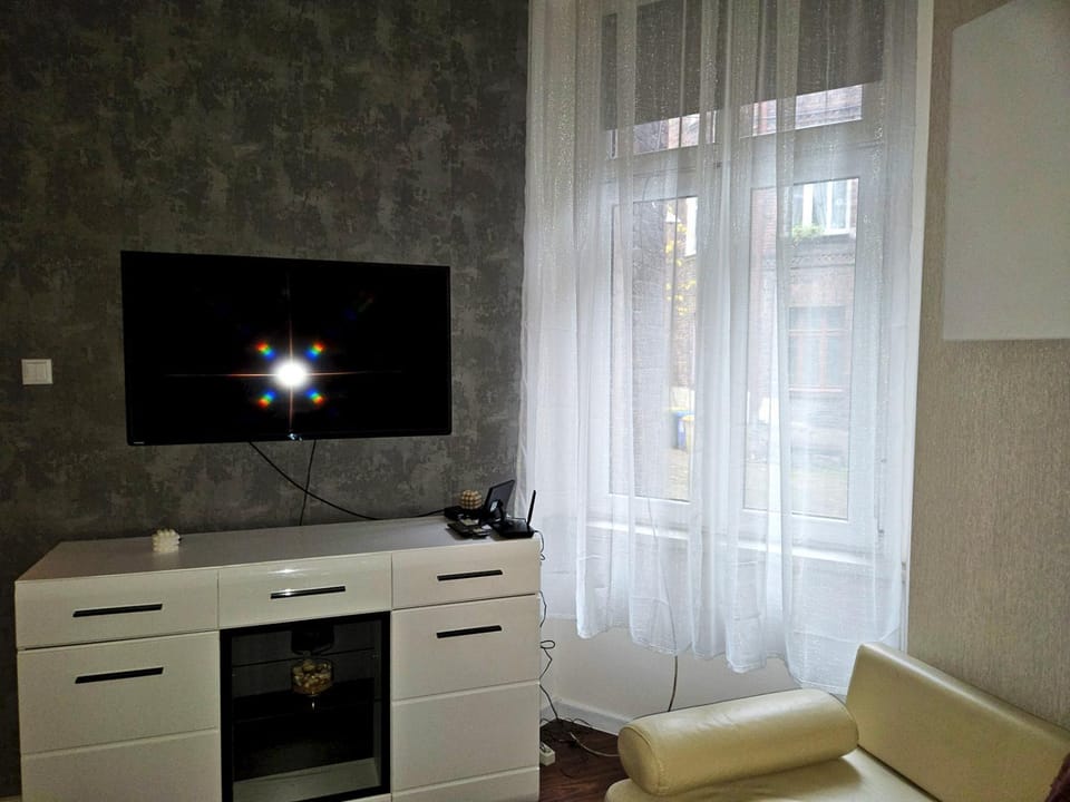 TV and multimedia, Photo of the whole room, Quiet street view, wardrobe