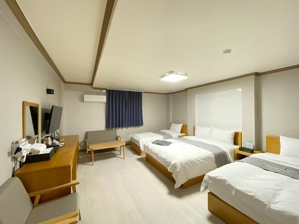 Photo of the whole room, Decorative detail