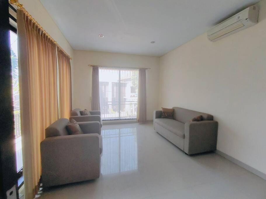 Puri Tulip Villa 3BR Private Pool Villa in North Kuta