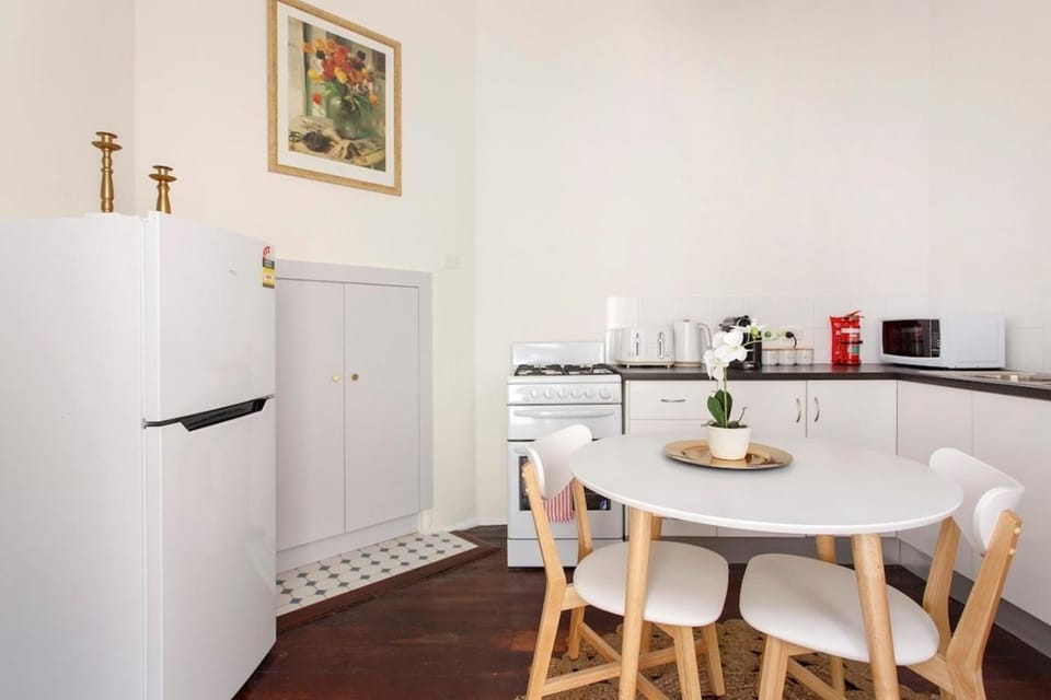 Rosa's 3 Walk to South Beach Private Courtyard Apartment in Perth