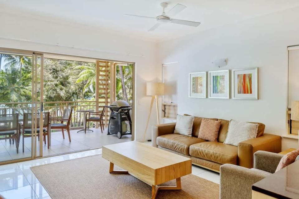 Primrose at Amphora Resort—Breezy Beachfront Bliss Apartment in Palm Cove