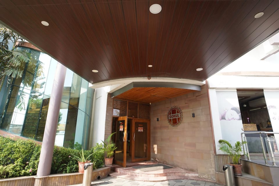 Property building, Facade/entrance, Day