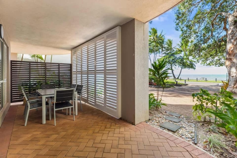 Mai at Coral Horizons: A Relaxed Beach Retreat Apartment in Palm Cove