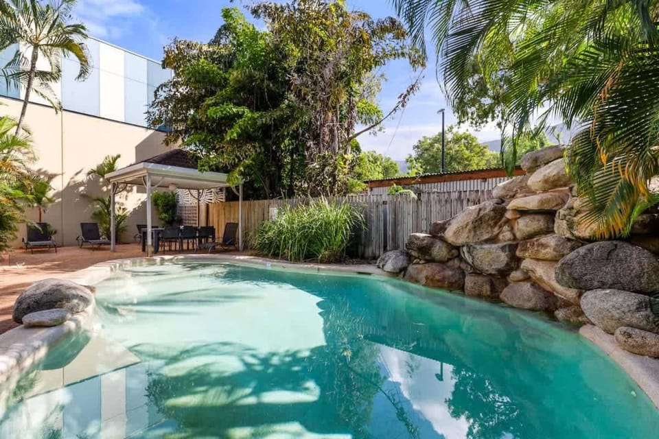 Mai at Coral Horizons: A Relaxed Beach Retreat Apartment in Palm Cove