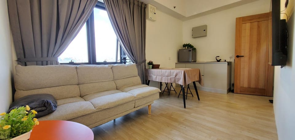 TV and multimedia, Kitchen or kitchenette, Living room, Seating area, Dining area, air conditioner