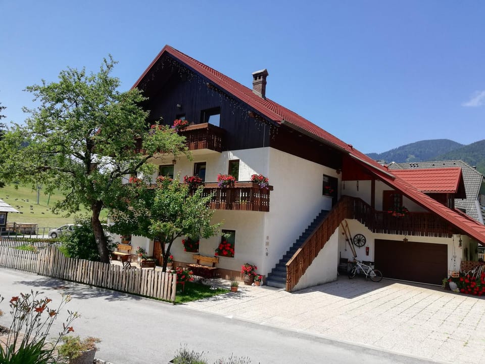 Facade/entrance, Off site, Balcony/Terrace, Hiking, Cycling, Quiet street view, Inner courtyard view