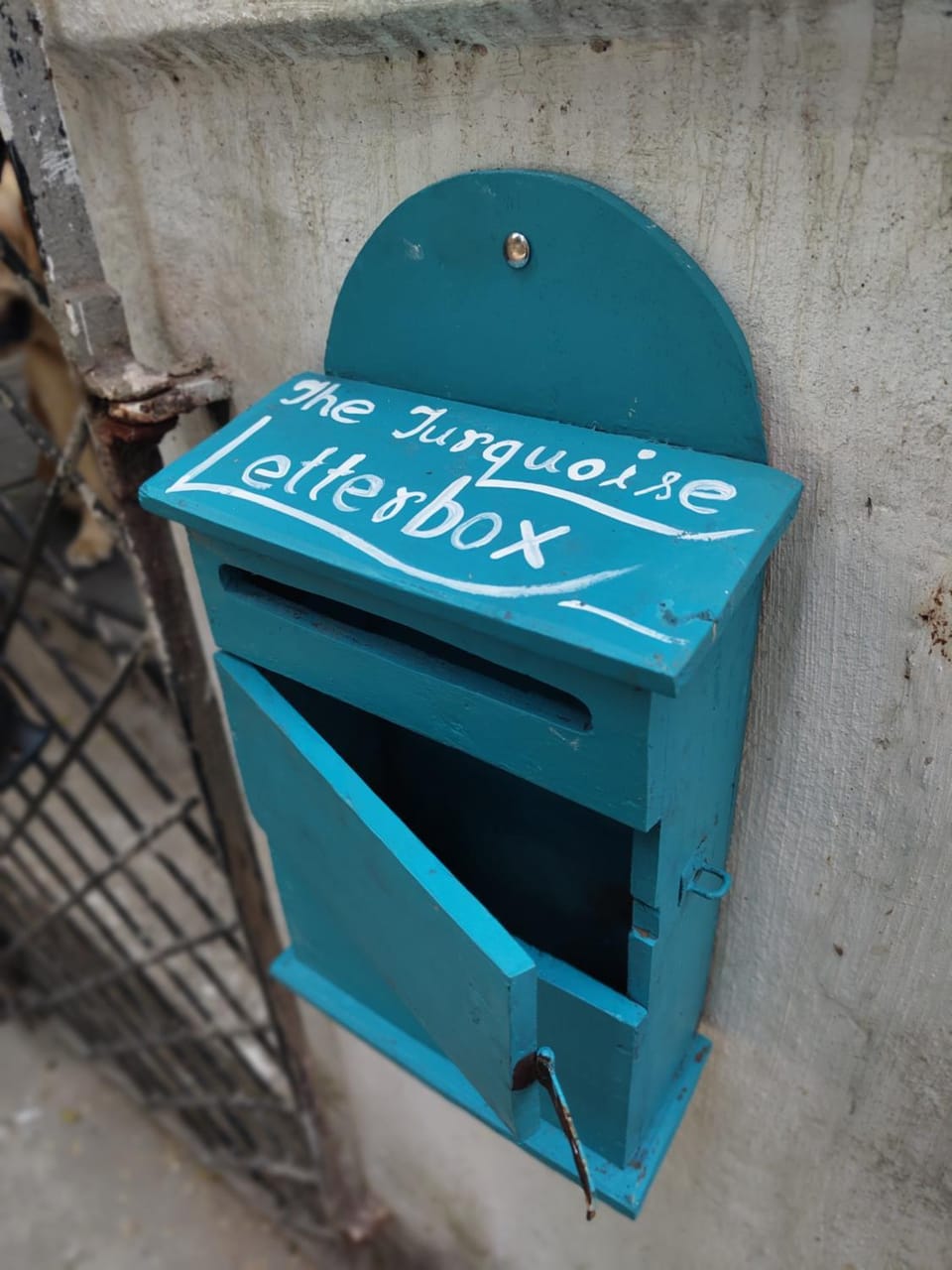 The Turquoise Letterbox - Twin at Central Apartment in Kolkata