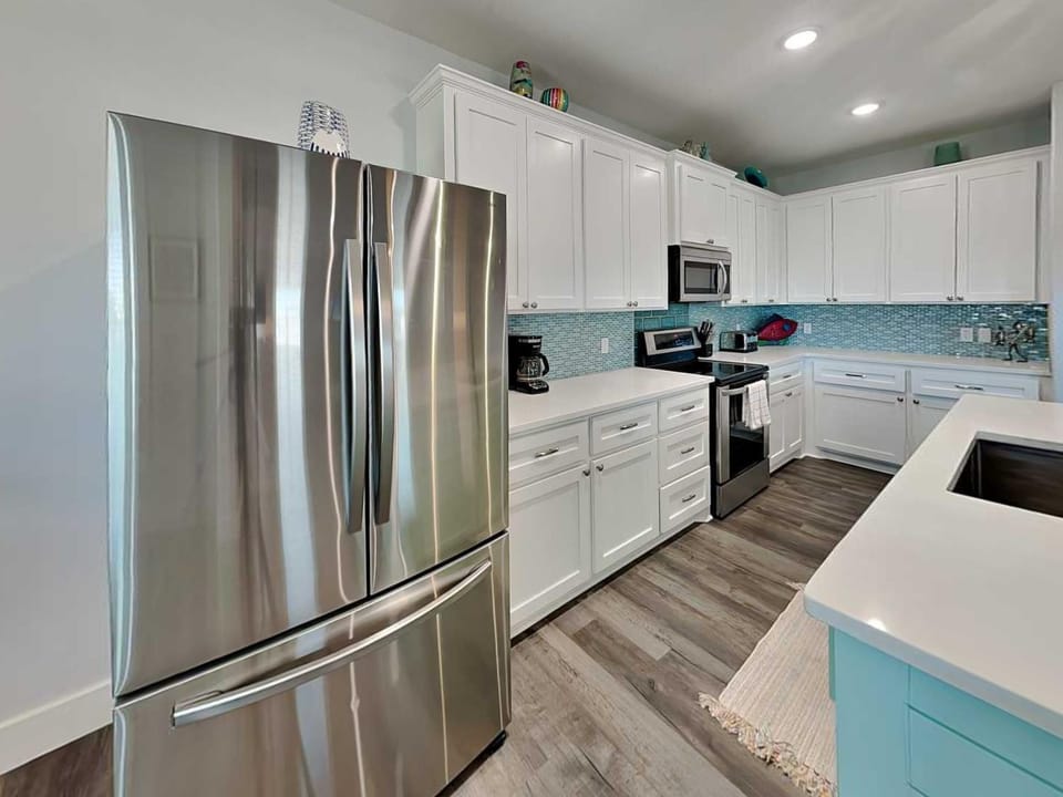 Kitchen or kitchenette, microwave, oven, kitchen