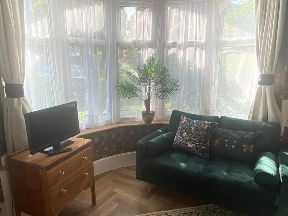 William Morris, Spacious ground floor lux double bedroom Bed and Breakfast in Bexhill