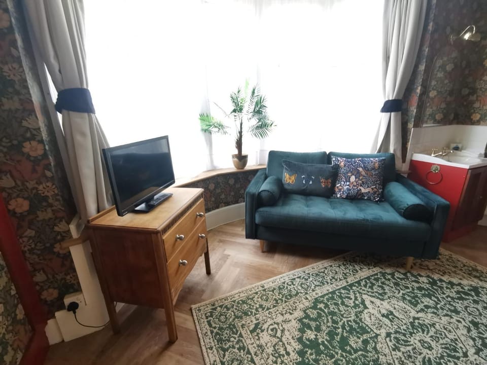 William Morris, Spacious ground floor lux double bedroom Bed and Breakfast in Bexhill