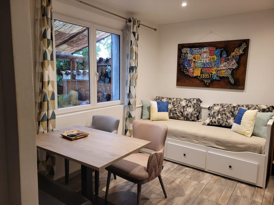 Living room, Seating area, Dining area