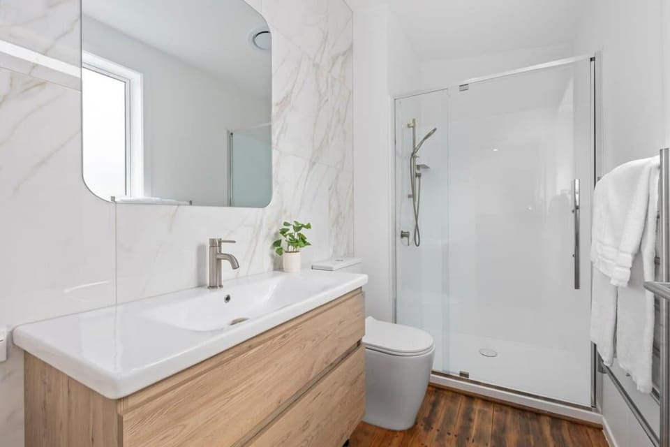 Shower, Toilet, Bathroom, towels