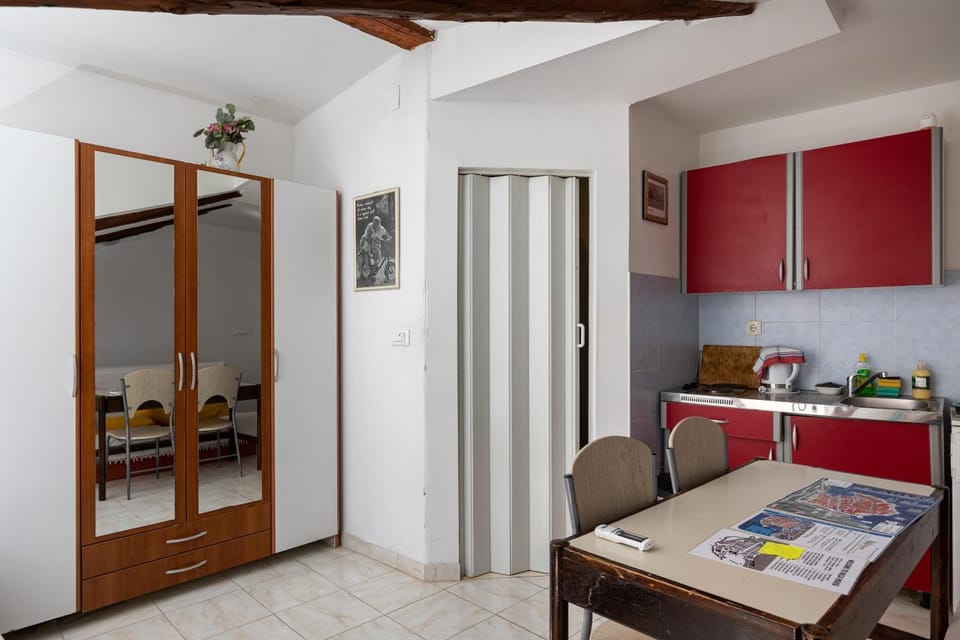 Bed, Kitchen or kitchenette, Photo of the whole room, Dining area, Bedroom, wardrobe