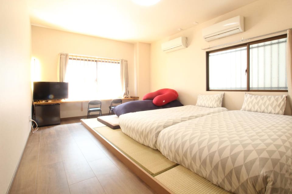 Bed, TV and multimedia, Living room, Photo of the whole room, Bedroom
