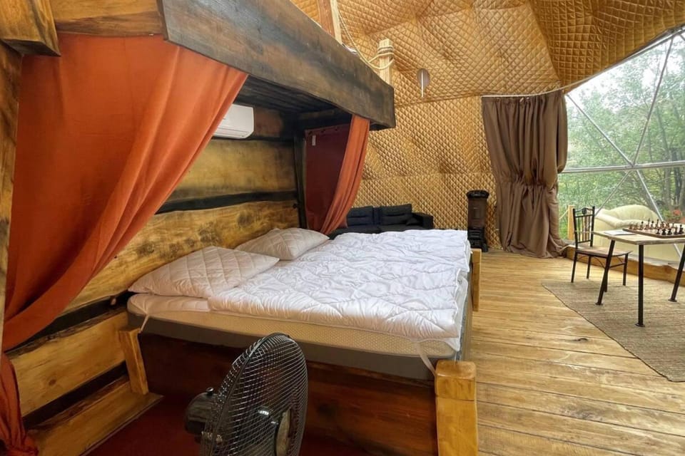 Lake view Dome Sleeps 6 -Hot tub -Fireplace House in Czechia