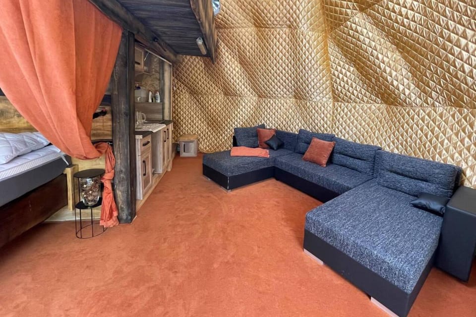 Lake view Dome Sleeps 6 -Hot tub -Fireplace House in Czechia