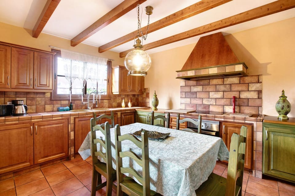 Property building, Kitchen or kitchenette, Living room