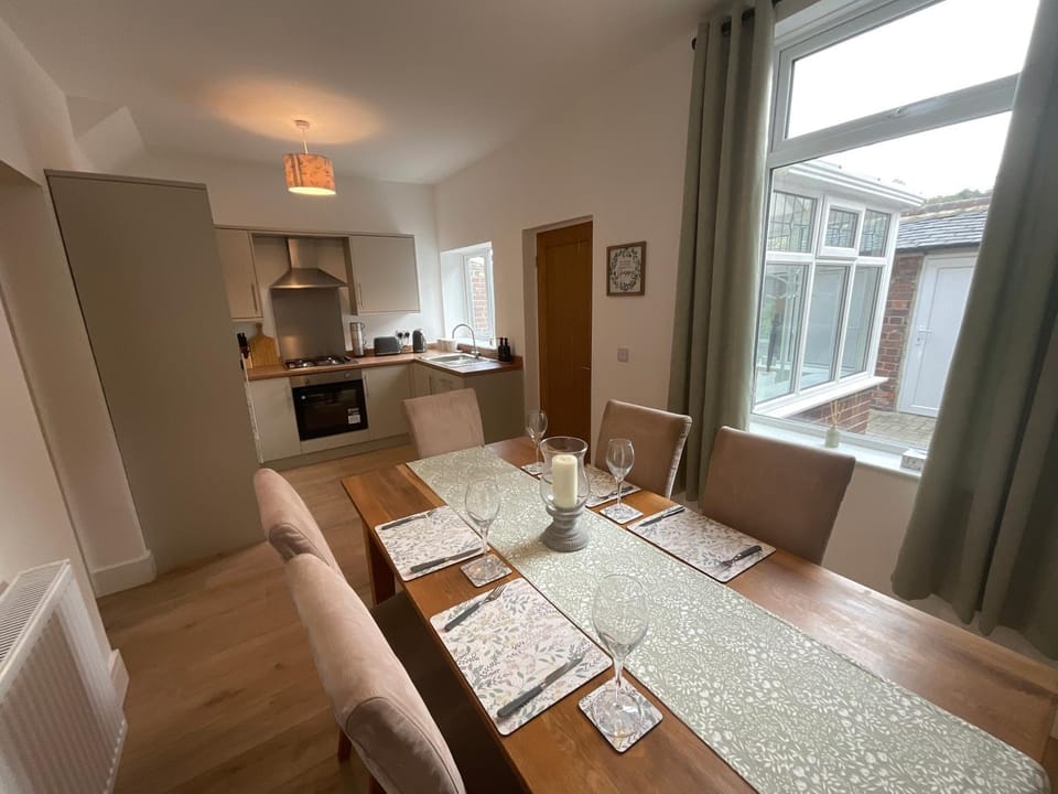 Seating area, Dining area