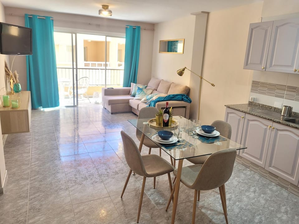 TV and multimedia, Kitchen or kitchenette, Living room, Seating area, Dining area, oven, stove
