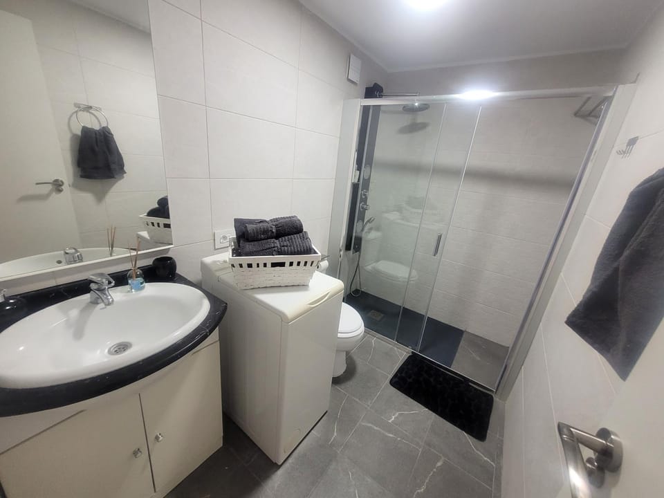 Shower, Toilet, Bathroom, towels