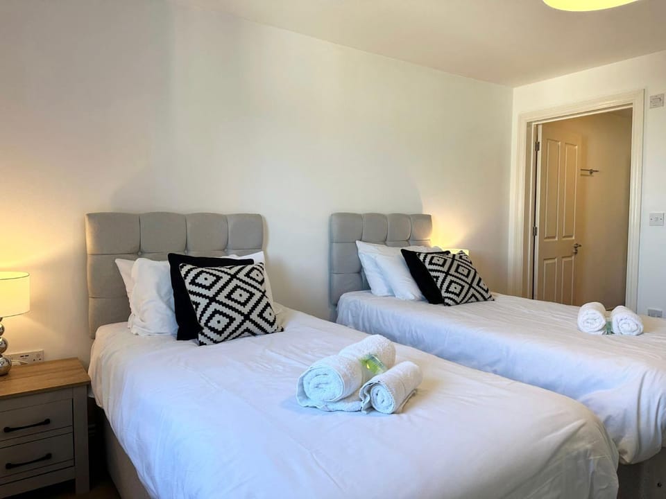 BEST PRICE! - HUGE 3 Bed 2 Bath City Centre Apartment, Up to 7 guests - FREE PARKING - SMART TV - SINGLES OR KING SIZE BEDS - STAIR ACCESS ONLY Apartment in Southampton