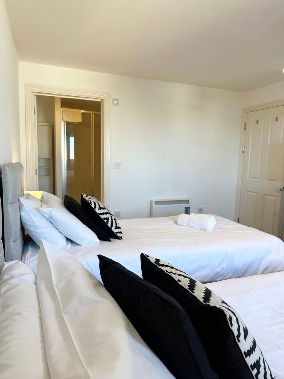 BEST PRICE! - HUGE 3 Bed 2 Bath City Centre Apartment, Up to 7 guests - FREE PARKING - SMART TV - SINGLES OR KING SIZE BEDS - STAIR ACCESS ONLY Apartment in Southampton