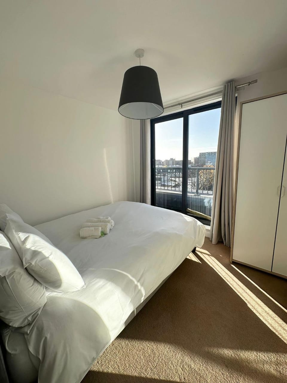 BEST PRICE! - HUGE 3 Bed 2 Bath City Centre Apartment, Up to 7 guests - FREE PARKING - SMART TV - SINGLES OR KING SIZE BEDS - STAIR ACCESS ONLY Apartment in Southampton