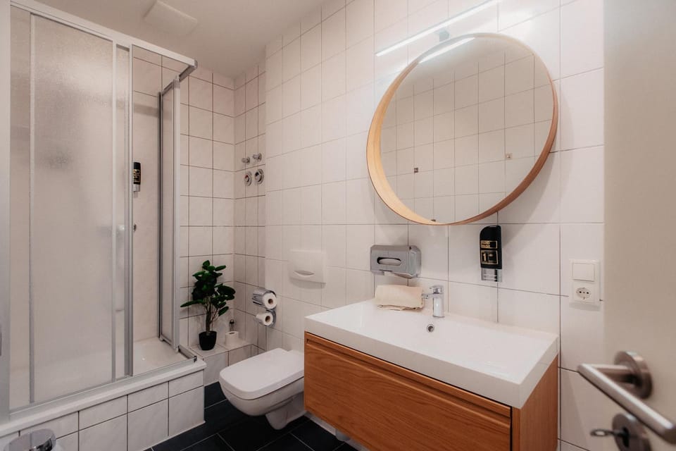 Shower, Toilet, Bathroom, towels