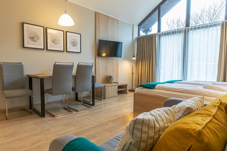 Bed, TV and multimedia, Photo of the whole room, Seating area, Bedroom