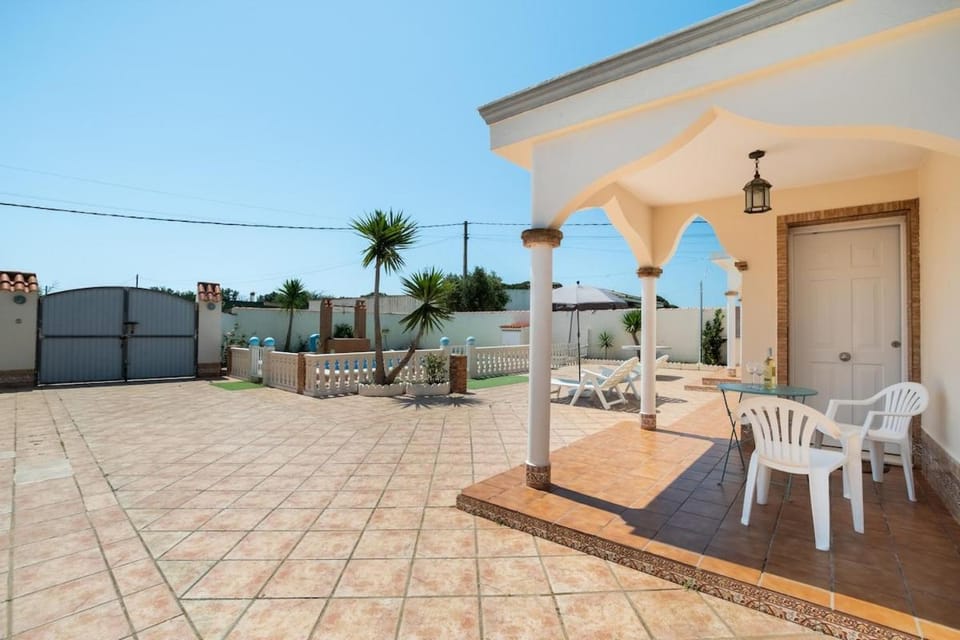 Property building, Patio, Balcony/Terrace, sunbed