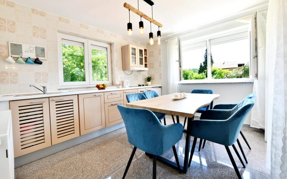 Kitchen or kitchenette, Seating area, Dining area