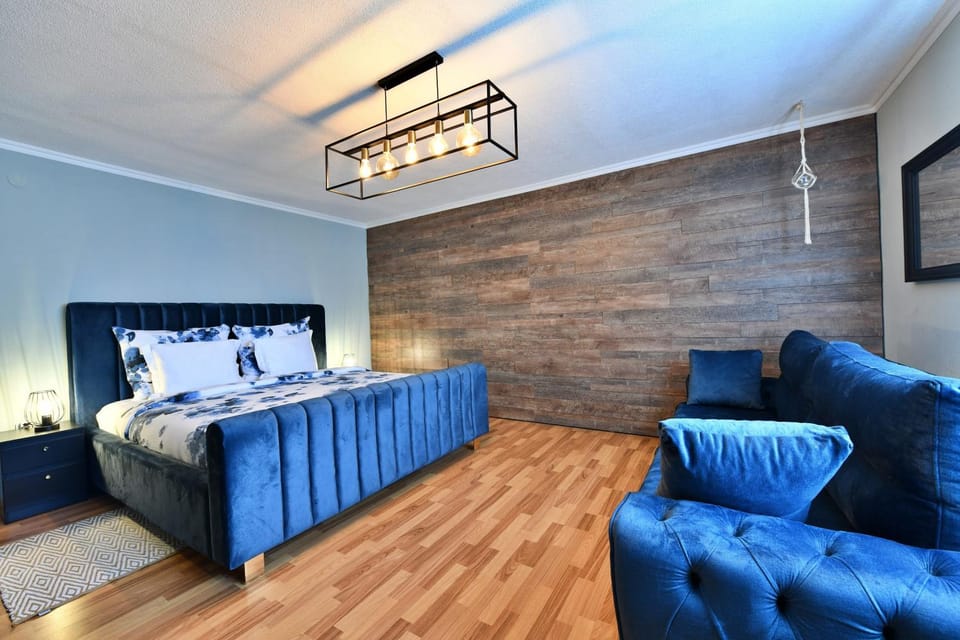 Bed, Seating area, Bedroom