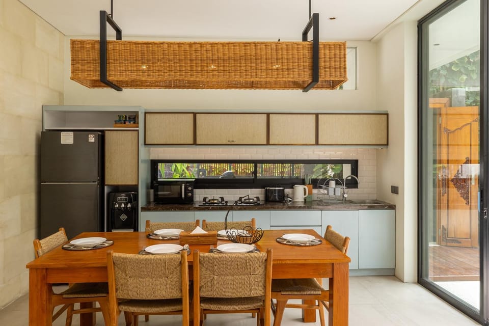 Kitchen or kitchenette, Dining area