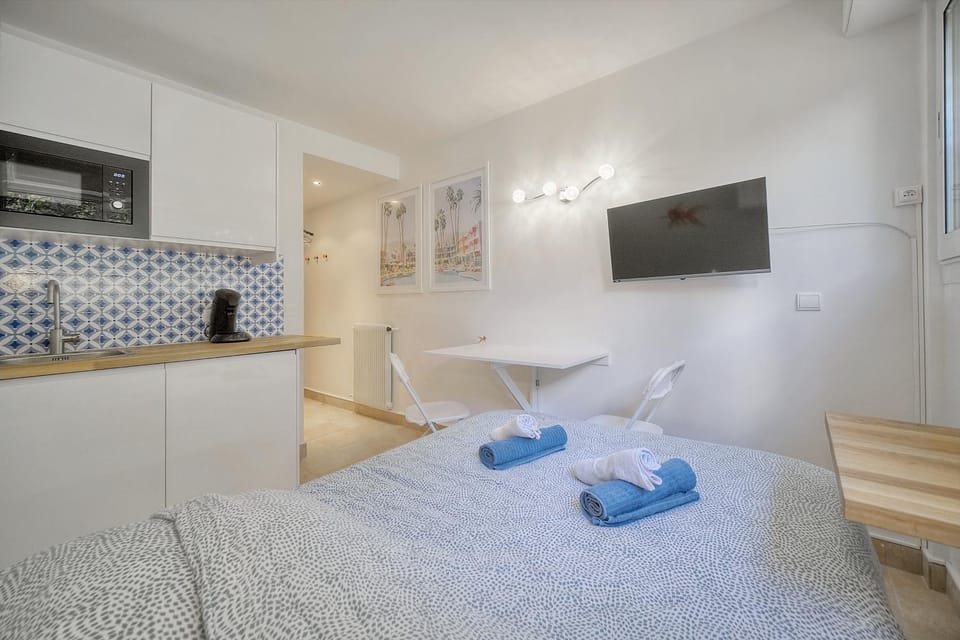 Bed, Kitchen or kitchenette, minibar