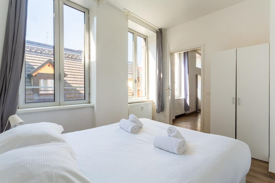 Photo of the whole room, Bedroom