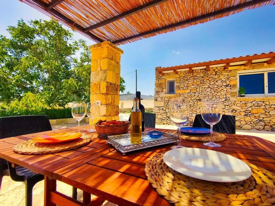 Day, View (from property/room), Balcony/Terrace, Food and drinks, Dining area, Drinks, Alcoholic drinks